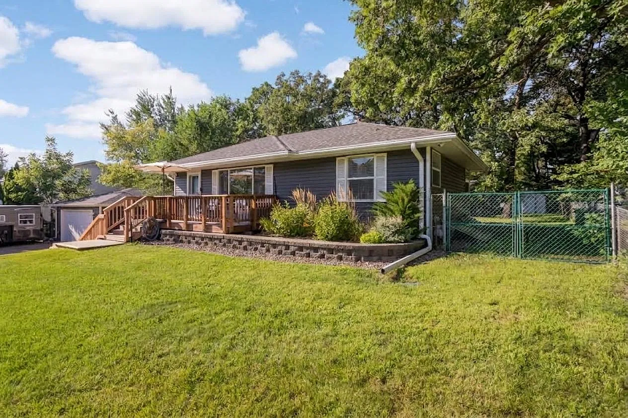 4 bed, 2.0 bath, 1876 sqft, $2,495 — Photo 3