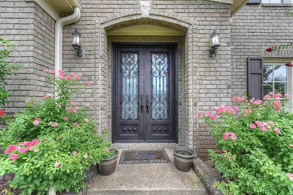 5 bed, 4.5 bath, 4264 sqft, $3,950 — Photo 2