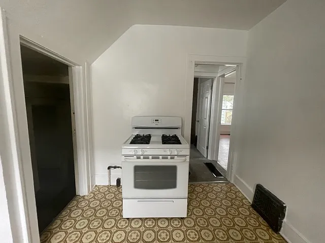 1141 N College St — Photo 11