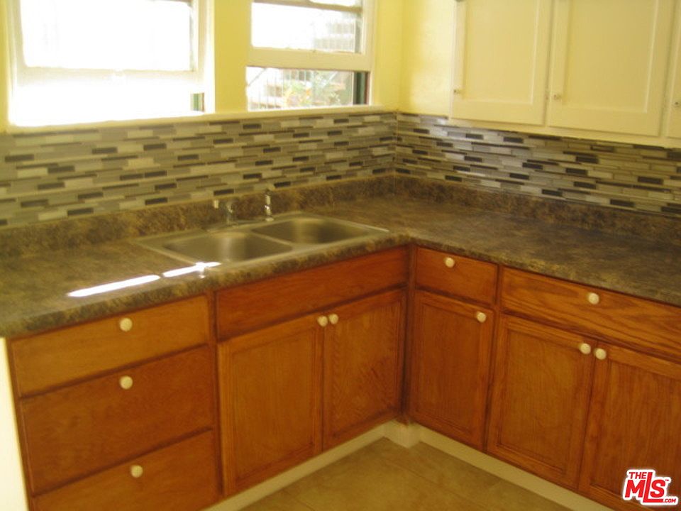 2nd image of 1042 S Genesee Ave