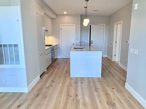 5th image of 191 Washington St #708