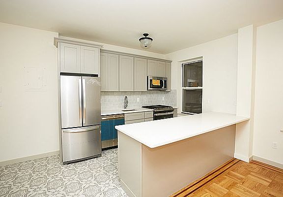 2nd image of 2912 Newtown Ave #B2