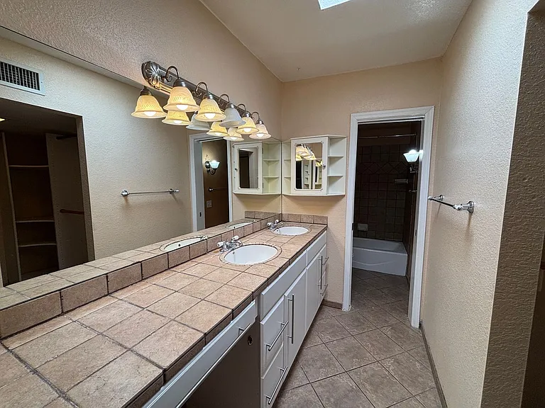 8267 N Oracle Rd #239 — Photo 12