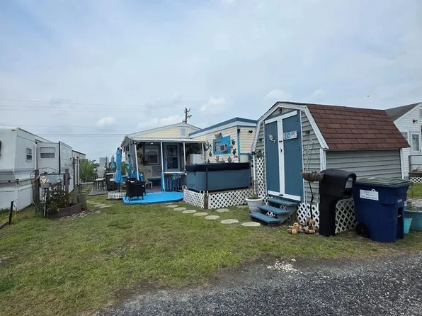 8290 Bay Side Dr, Chincoteague Island, VA 23336