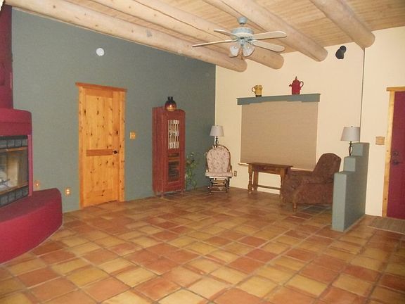 Living room
						:
						Has gas/wood burning fireplace,