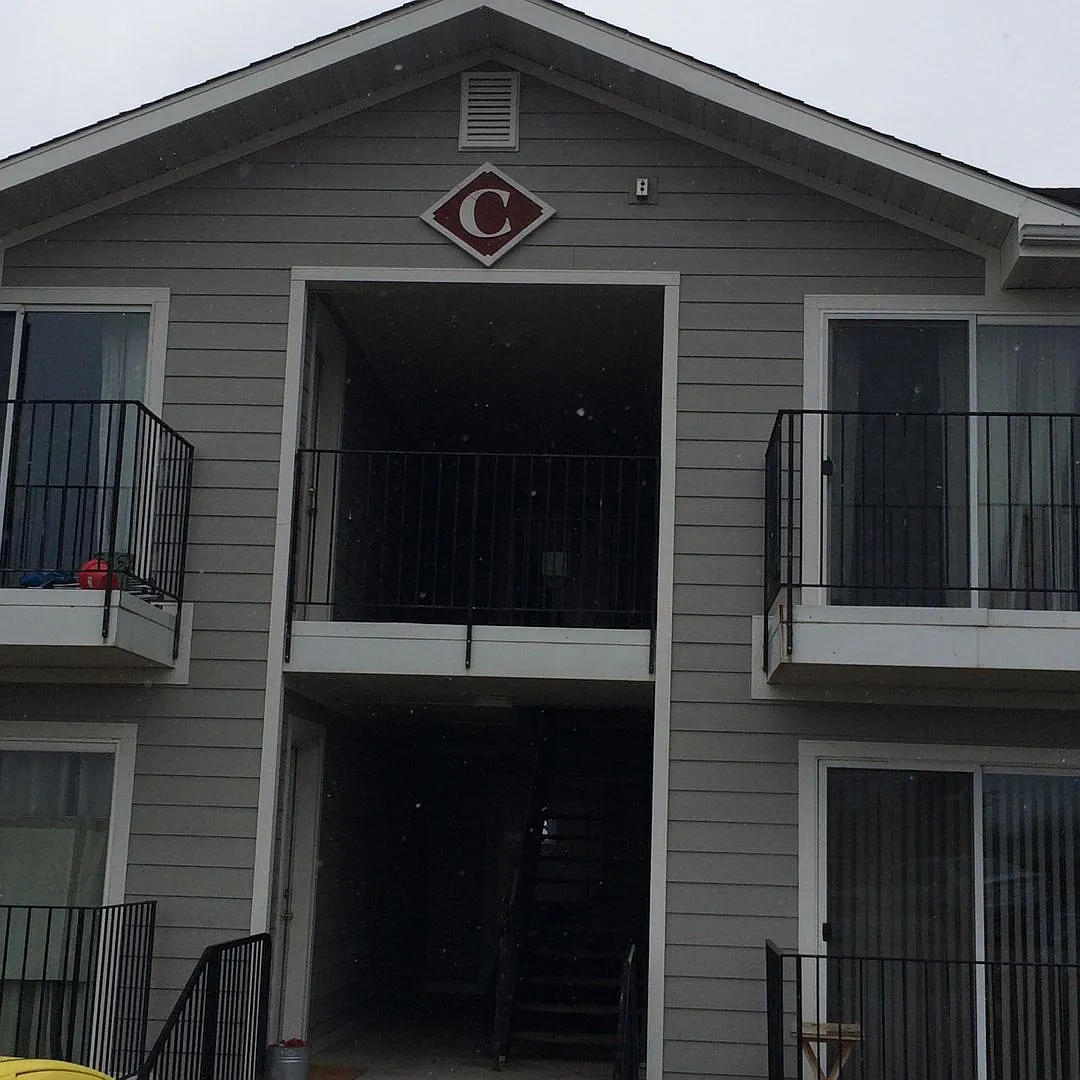 2 Bedroom, 1 Bath duplex on College Hill! — Photo 1