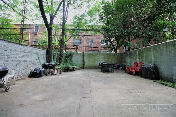 Rented by Real Street Inc | media 7