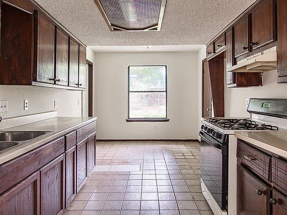 4th image of 224 SW 39th St