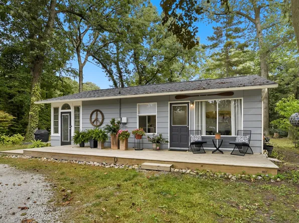 10995 Basswood Dr, New Buffalo, MI 49117