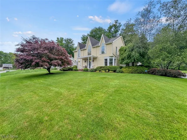 7592 Sugar Creek Dr, Youngstown, OH 44512