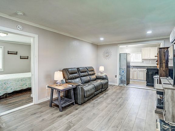 4th image of 412 Railroad St