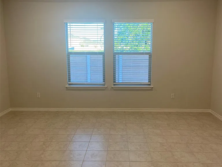 516 Taggart Trl — Photo 4