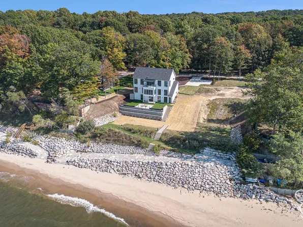 2576 Lakeshore Dr, Fennville, MI 49408