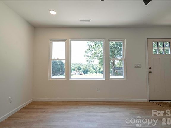 2nd image of 2994 Lutz Blvd