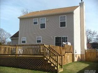 24 Hayward St, Patchogue, NY 11772