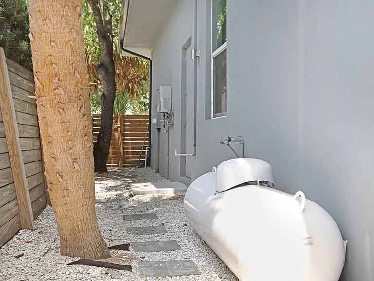 1326 W Fig St — Photo 38