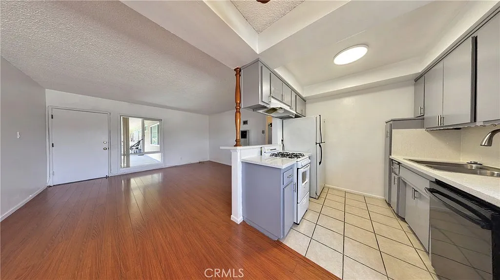2 bed, 1.5 bath, 909 sqft, $2,450 — Photo 4