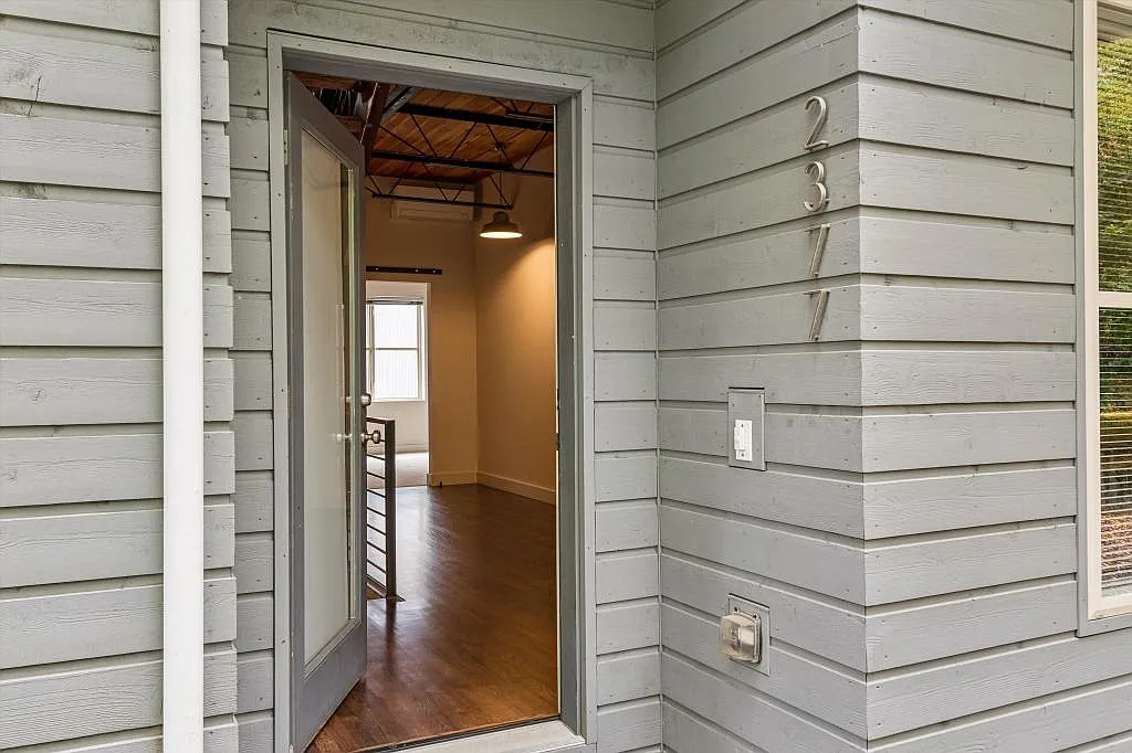 2377 Harbor Ave SW - 2 bedrooms — Photo 4