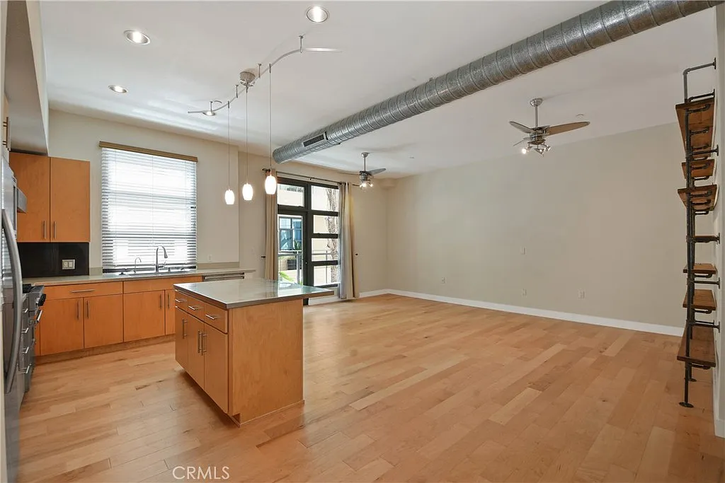 2 bed, 1100 sqft, $3,300 — Photo 2