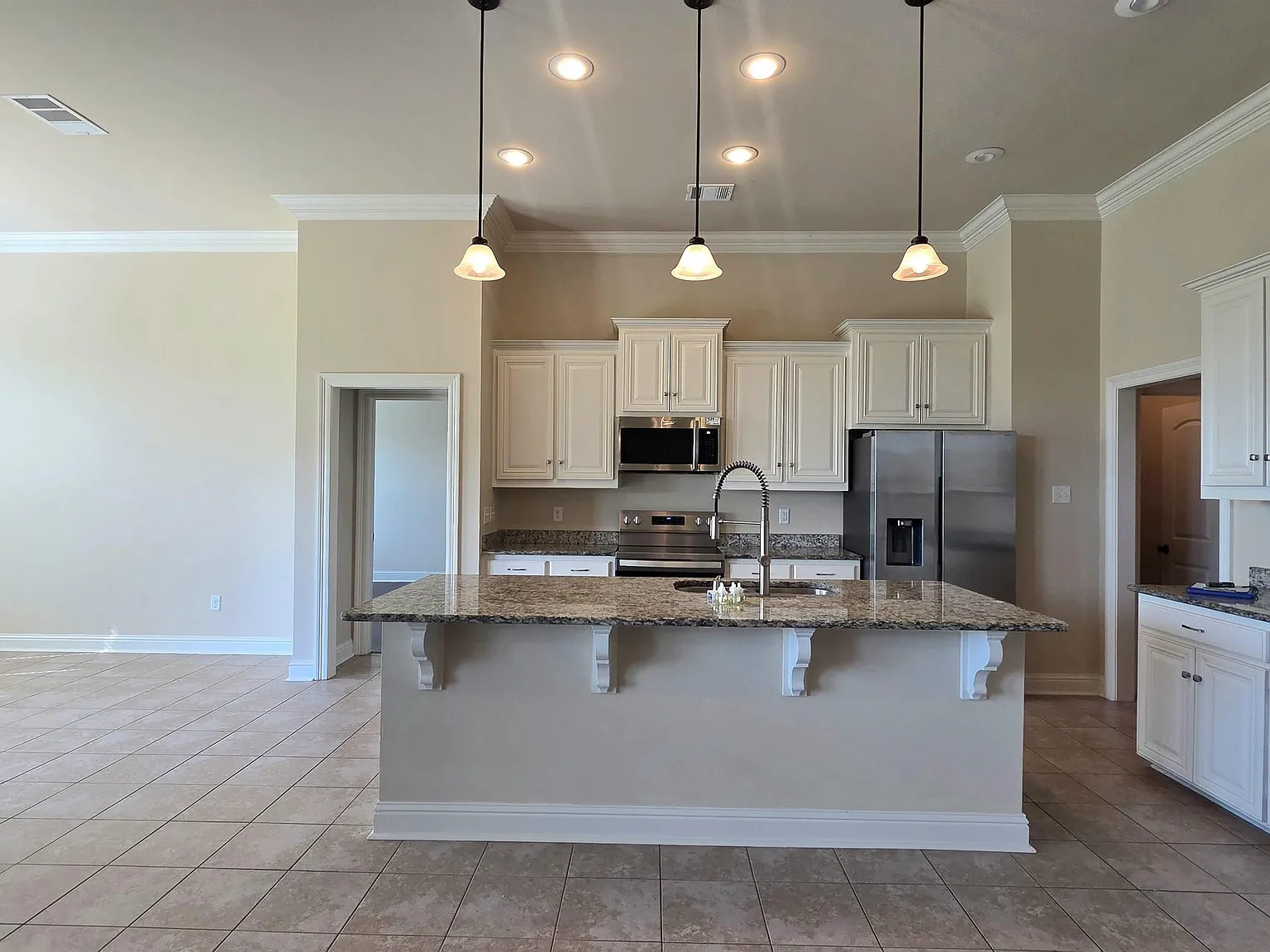 4 bed, 2400 sqft, $2,500 — Photo 2