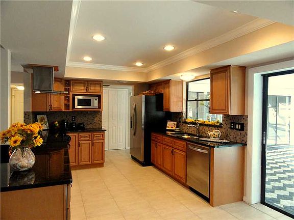 5th image of 126 Lake Shore Dr N