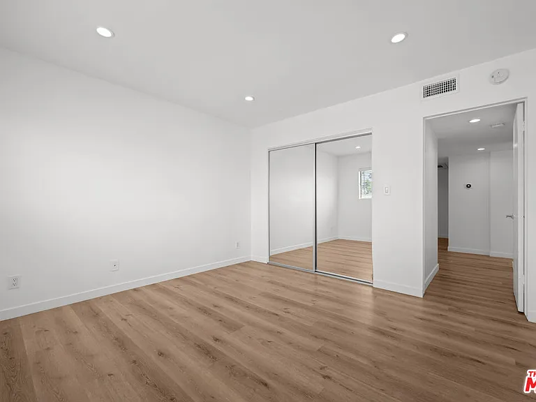 136 S Palm Dr #305 — Photo 10