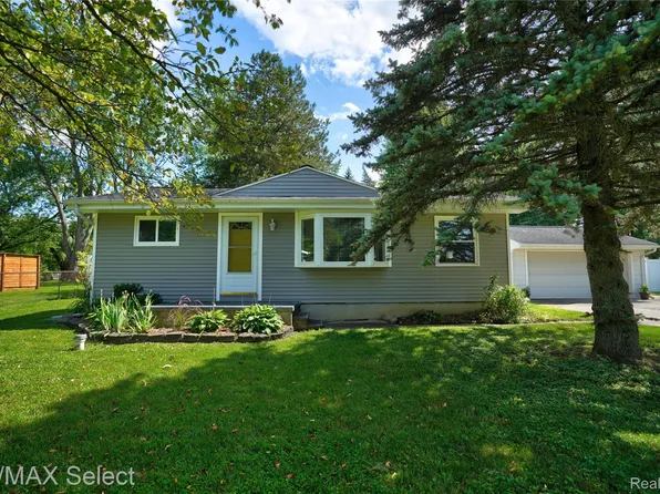 6030 Sun Valley Dr, Grand Blanc, MI 48439