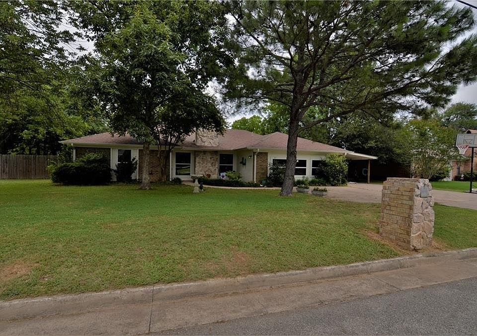 1st image of 115 W Oaks Cir