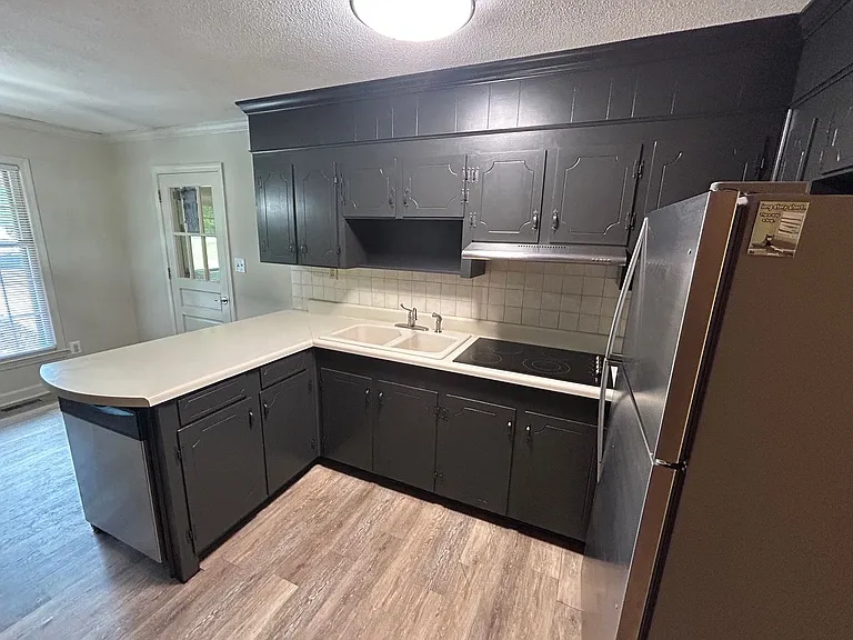 215 York Dr — Photo 5