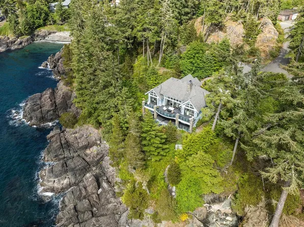 1050 Roxview Ct, Capital, BC V9Z 1L8