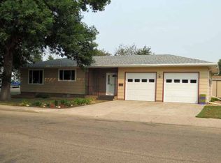 502 3rd St SE, Rugby, ND 58368