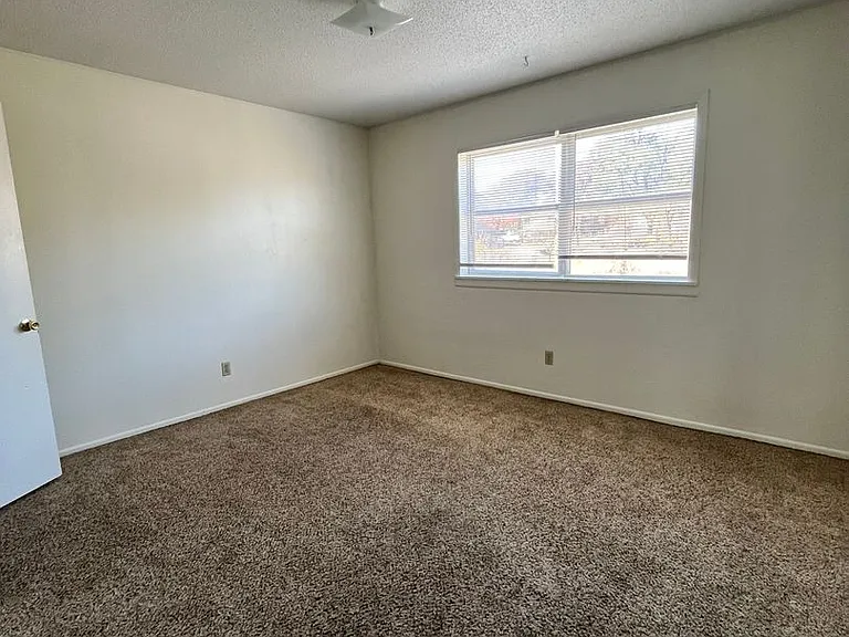 Hillcrest Apartments — Photo 3