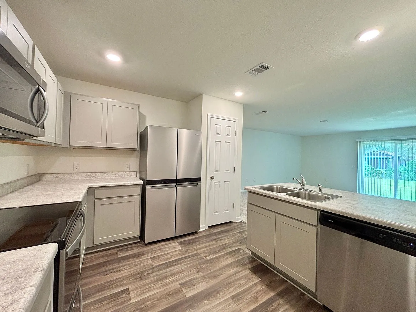 Charming 3-Bedroom Home - Spacious Backyard — Photo 4