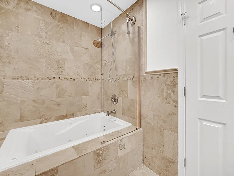 2218 W Augusta Blvd — Photo 15