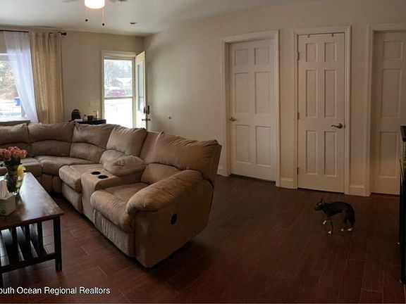 4th image of 528 Holly Village Ln