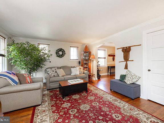 2nd image of 287 Griffen St