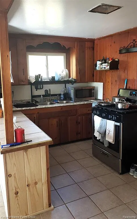 3 bed, 1.5 bath, 1692 sqft, $1,900 — Photo 4