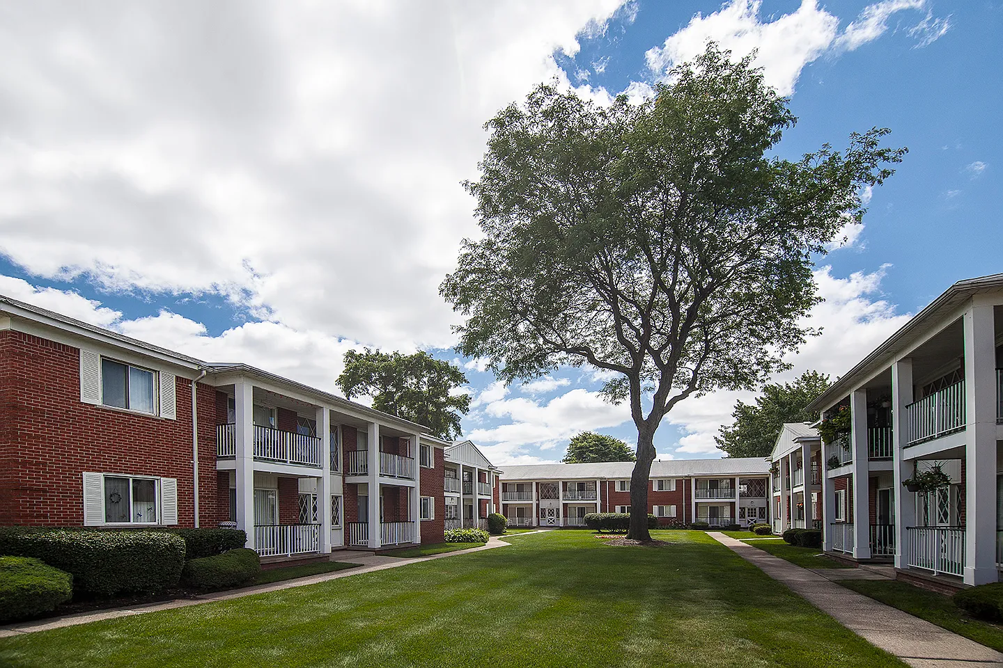 Holiday Center Apartments — Photo 2