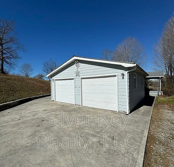 2955 Oakland Rd — Photo 2