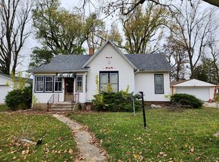 305 S Main St, Flanagan, IL 61740