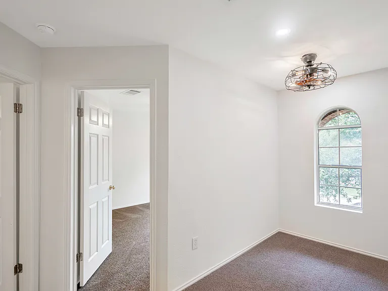 1622 Abbey Ln — Photo 32