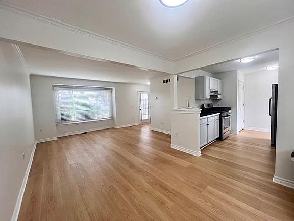 3rd image of 1037 Woodward Hts