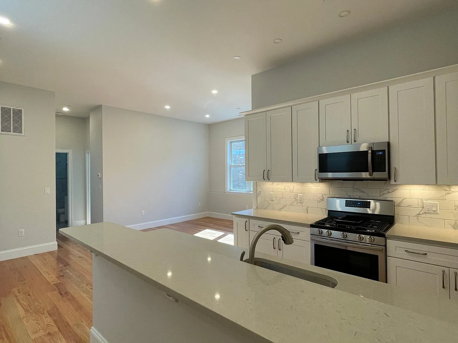 216 W Broadway — Photo 3