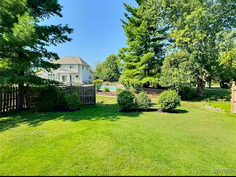 16 Hubbardston Pl — Photo 2