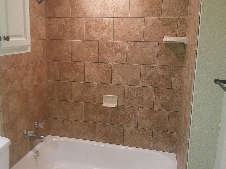 2nd image of 1011 E Oak St