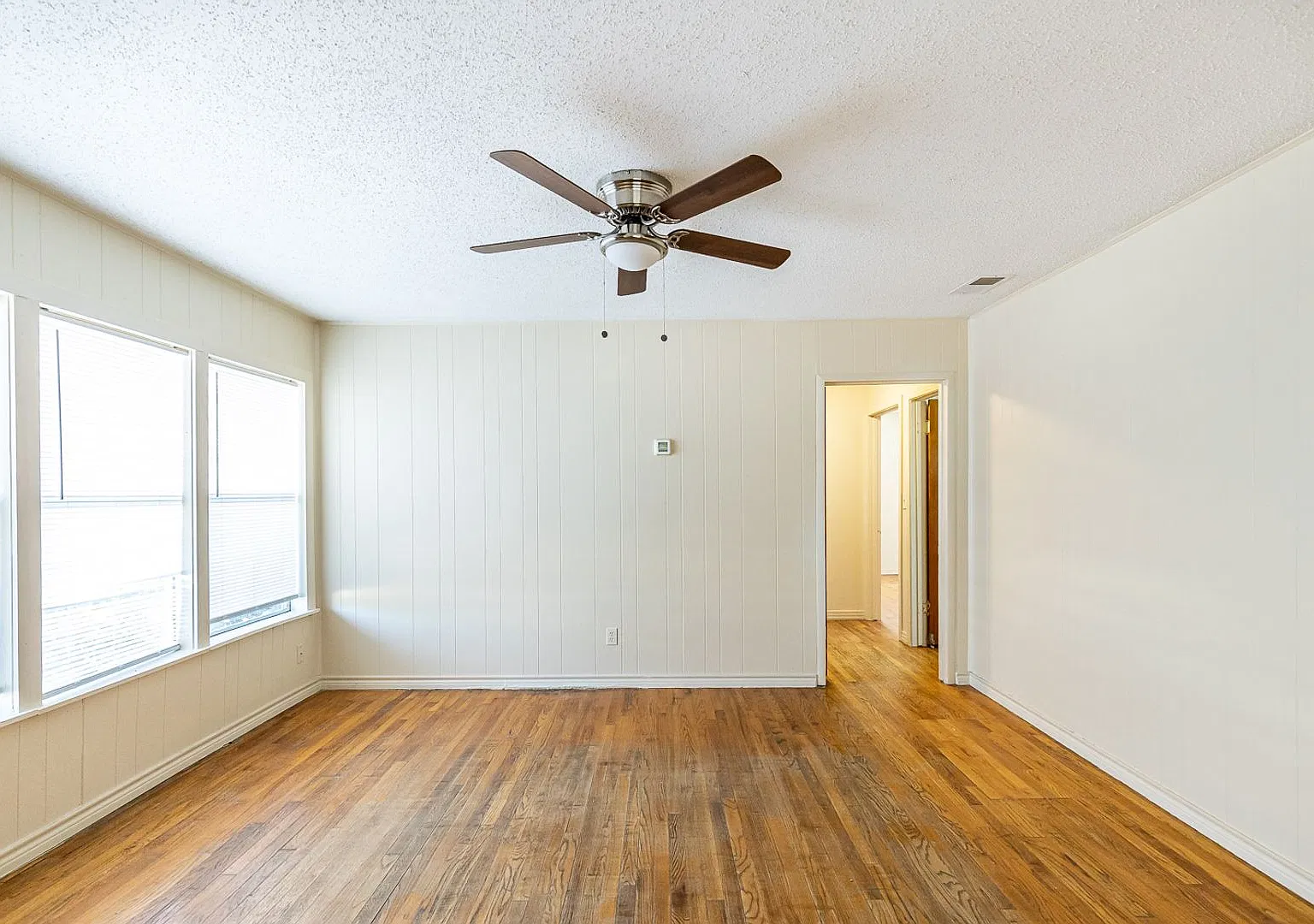 2 Bedroom, 1 Bath Home in the Medical District — Photo 2
