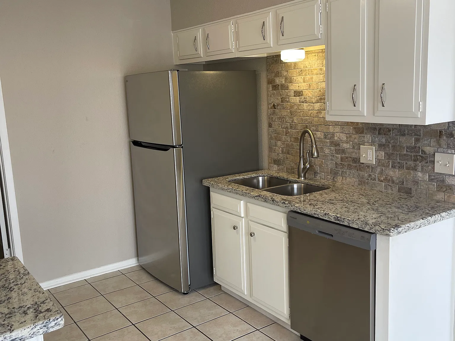 2 bed, 1.5 bath, 1325 sqft, $1,550 — Photo 3