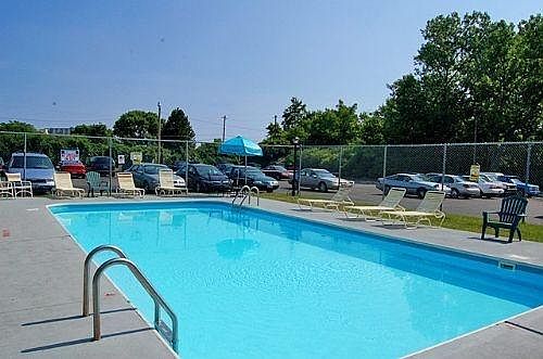 3rd image of 810 Riverview Dr