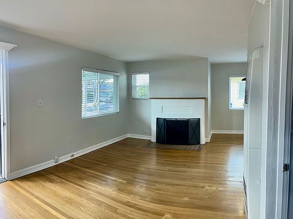 4th image of 3080 Myrtle Ave
