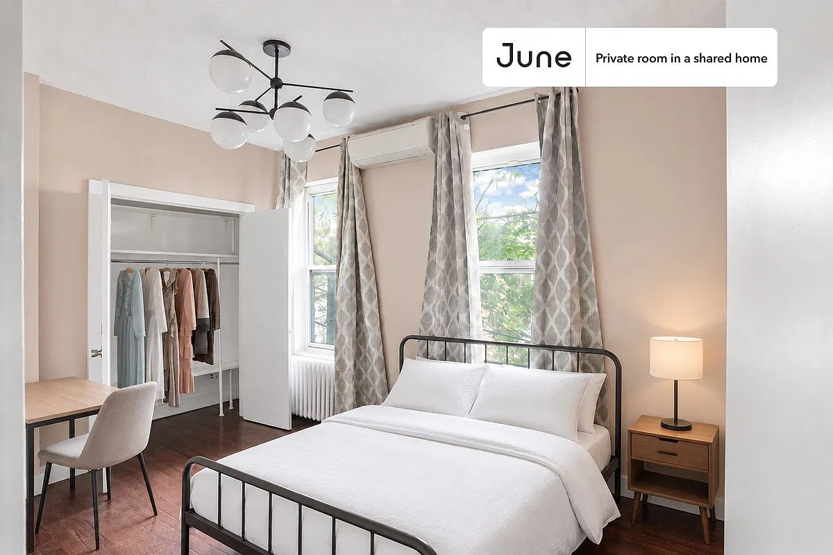 Queen bedroom in 3 bed/1 bath home in Prospect Park South #749 B — Photo 1
